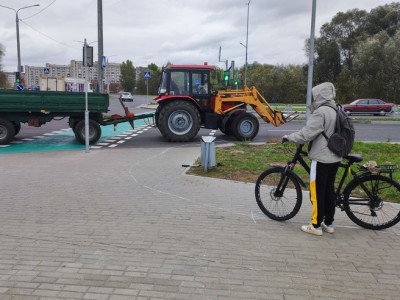 На переходе велосипедистка столкнулась с трактором: следствие установило невиновность тракториста