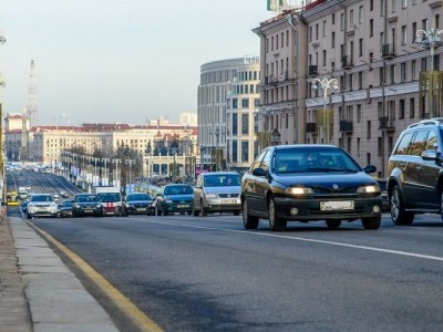 Штраф до 20 базовых. В  ГАИ ГУВД Мингорисполкома попросили не вешать на машины лишние наклейки.