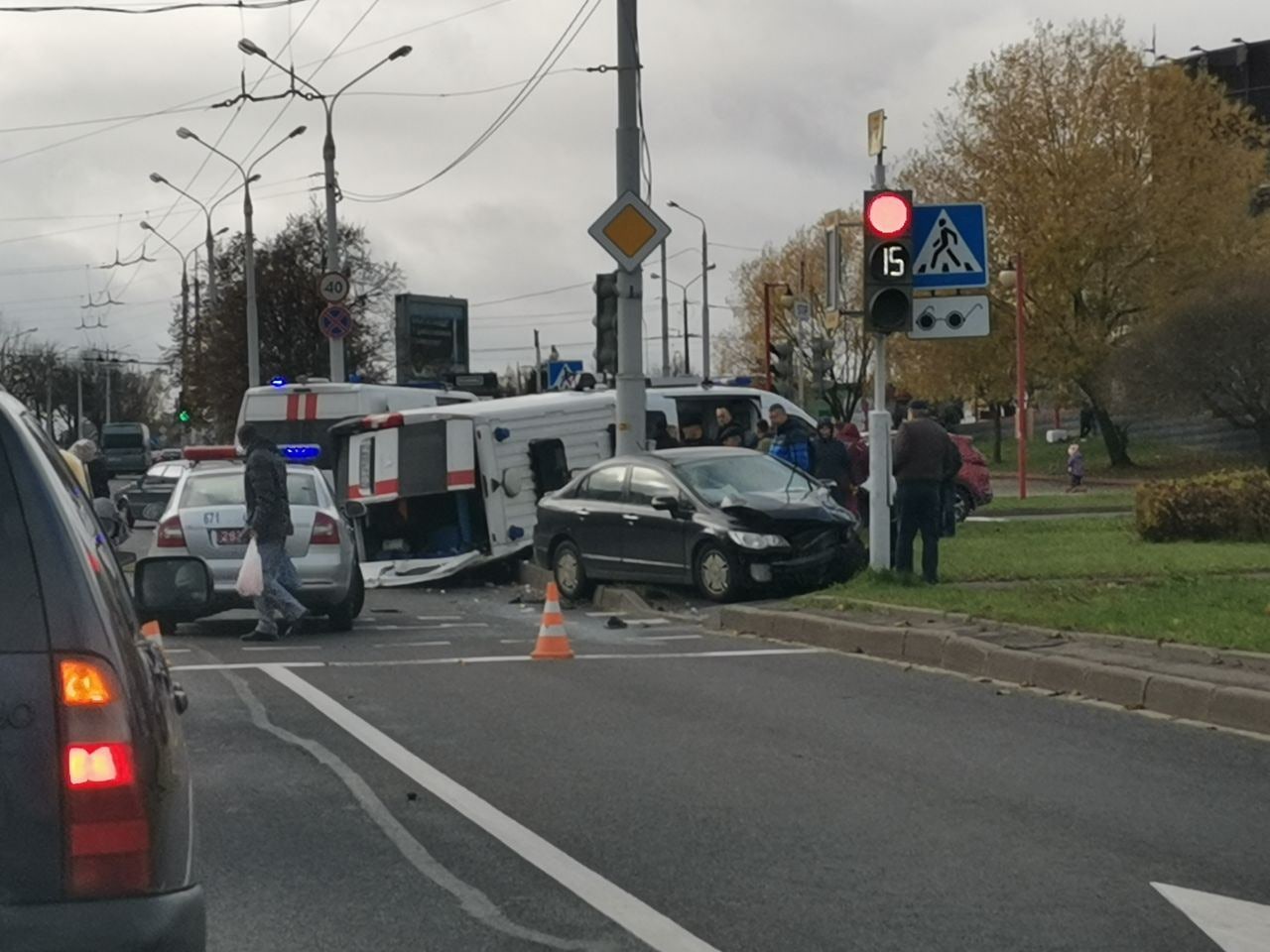 В Минске после ДТП опрокинулась машина скорой помощи.