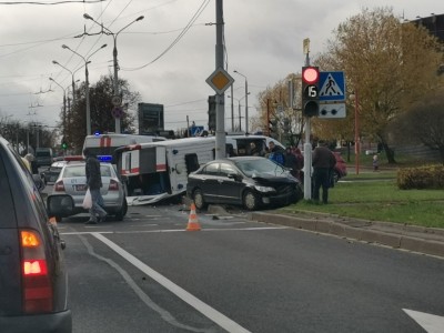 В Минске после ДТП опрокинулась машина скорой помощи.