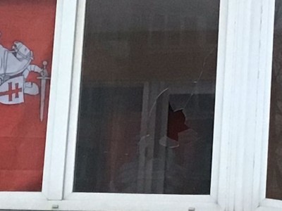 Минчанину разбили окно с вывешенной «Погоней». Он вызвал милицию, но протокол составили на него