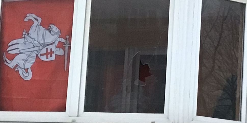 Минчанину разбили окно с вывешенной «Погоней». Он вызвал милицию, но протокол составили на него