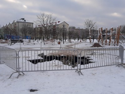 Фотофакт: в Солигорске разрушен популярный «сухой» фонтан в одном из скверов