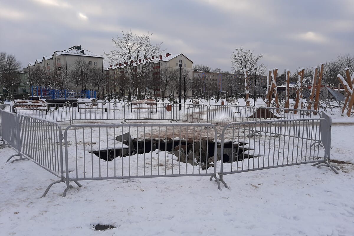 Фотофакт: в Солигорске разрушен популярный «сухой» фонтан в одном из скверов