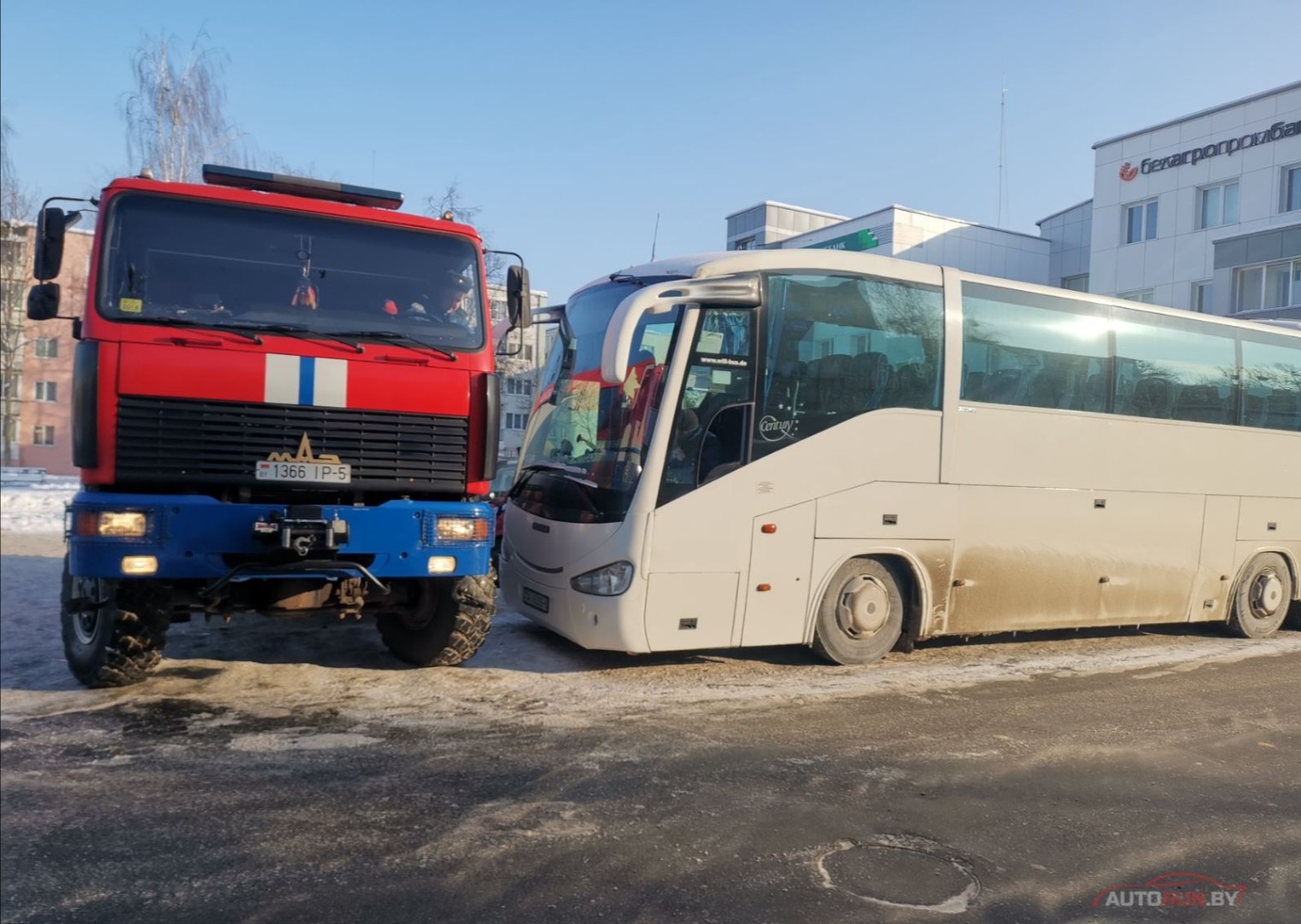 МЧС помогли отогреть и завести пассажирский автобус Бобруйской детской хоккейной команды который замерз в Солигорске.