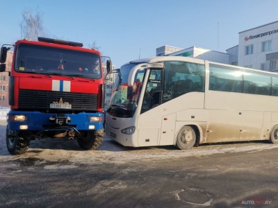 МЧС помогли отогреть и завести пассажирский автобус Бобруйской детской хоккейной команды который замерз в Солигорске.