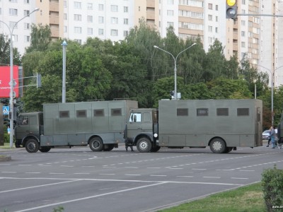 Применять спецсредства и оружие «по своему усмотрению», запрещать съемку. Что хотят разрешить силовикам по новому закону