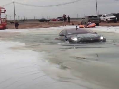 Что будет, если заехать на Tesla Model S в воду? Необычный тест-драйв