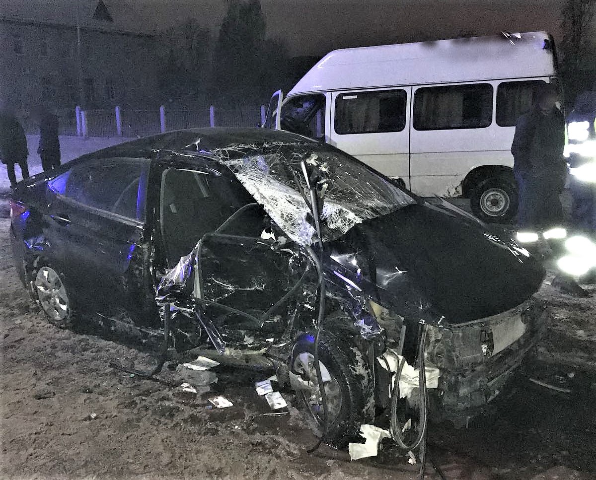 Авария в Любани с тяжёлыми травмами: «Хёнде» столкнулся с фургоном