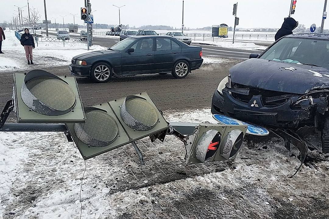 «Фольксваген» в Солигорске не пропустил «Митсубиси» — водитель японки получил травмы головы