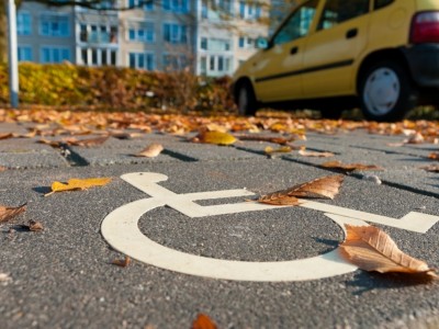 Парковка с ограниченными возможностями. Кто имеет право на места для инвалидов?