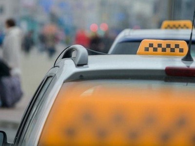 Таксист-нелегал вытащил инспектора налоговой за ноги из авто. Теперь на него заведено уголовное дело