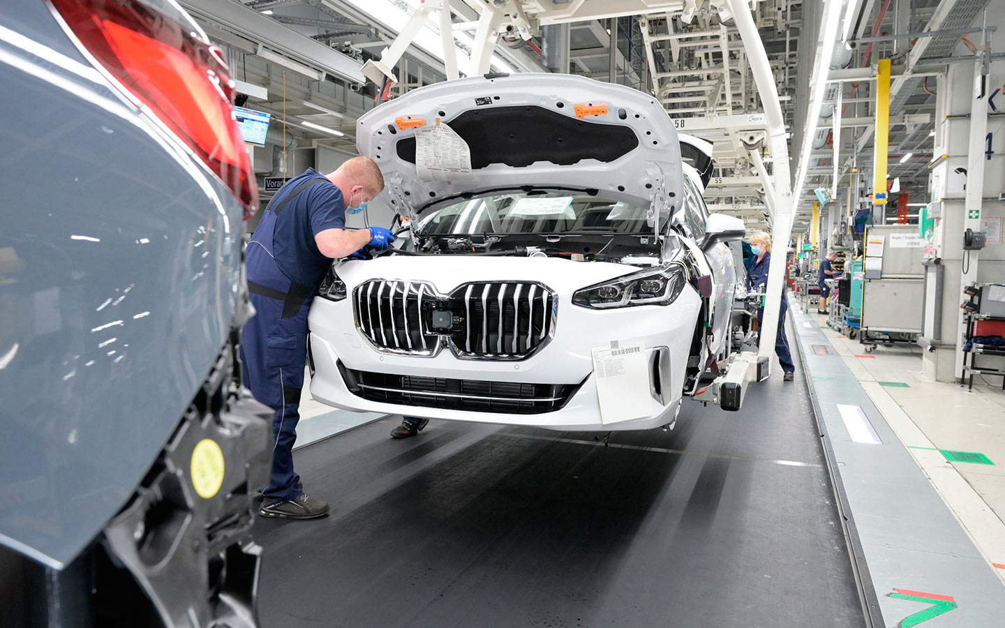 BMW и Volkswagen остановили заводы в Европе из-за нехватки компонентов