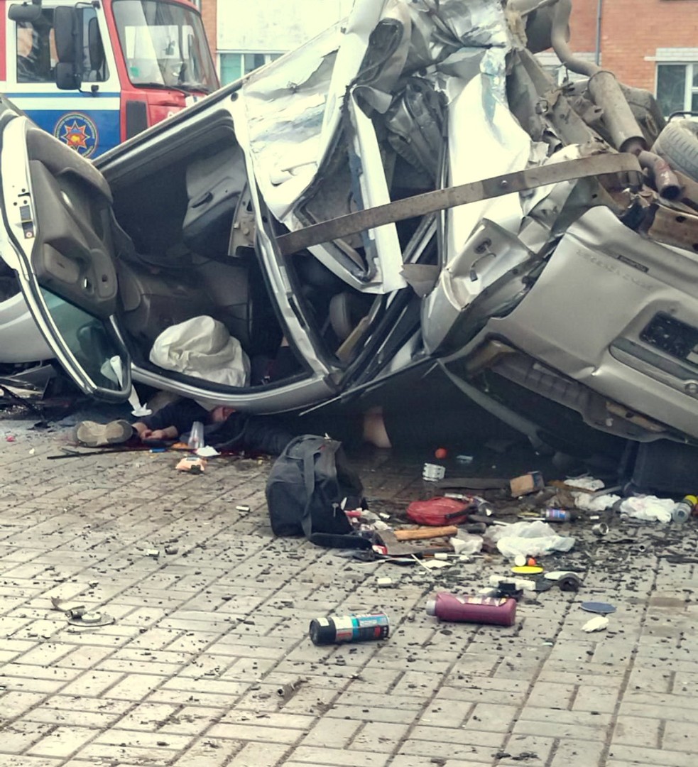 Страшное ДТП произошло в Микашевичах: двое пассажиров Chrysler погибли.