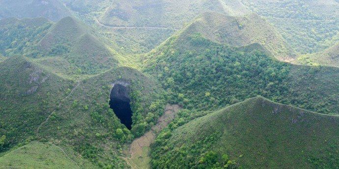 В Китае нашли гигантскую дыру в Земле с лесом на дне