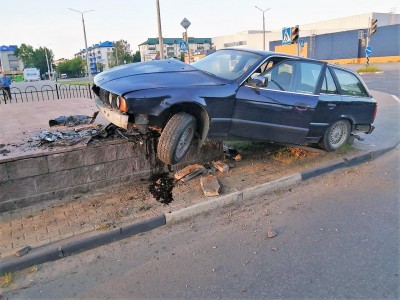 Пьяный водитель БМВ в Солигорске снес металлическое ограждение и забрался на придорожную площадку
