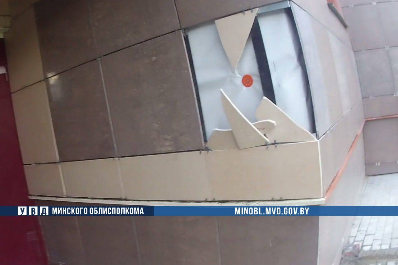 В Солигорске патрульные задержали парня, разбившего плитку на фасаде здания