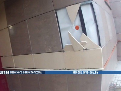 В Солигорске патрульные задержали парня, разбившего плитку на фасаде здания