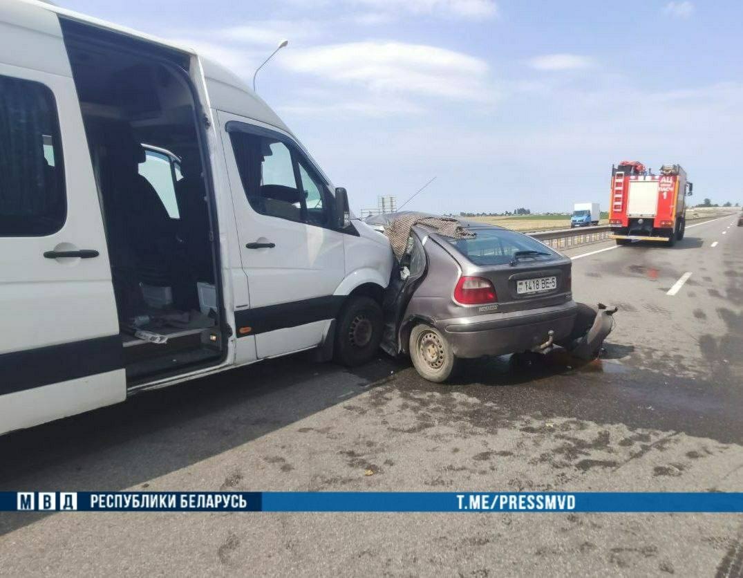 Столкновение легкового автомобиля с микроавтобусом на Р-23 в Слуцком районе: погиб пожилой водитель