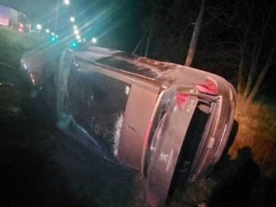 Автомобиль в Солигорском районе наехал на дорожные знаки и осветительную мачту — водитель в больнице