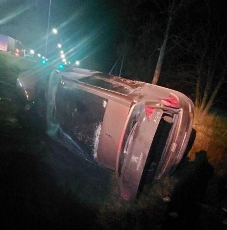 Автомобиль в Солигорском районе наехал на дорожные знаки и осветительную мачту — водитель в больнице