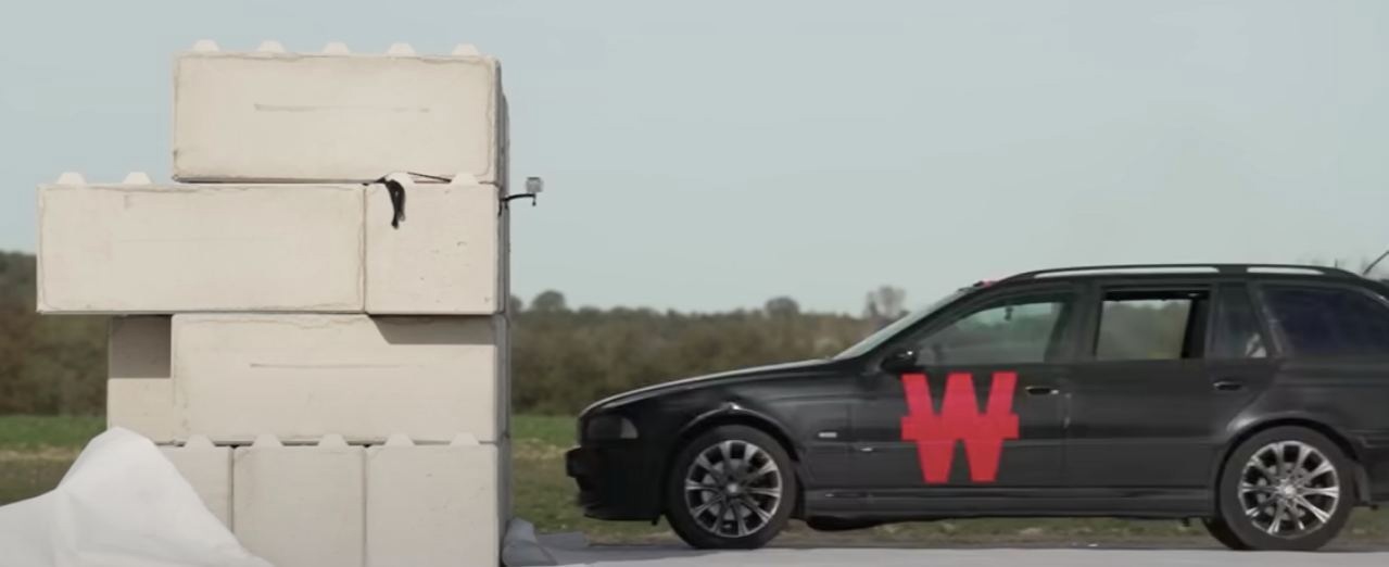 BMW разбили в краш-тесте на скорости 150 км/ч. Что уцелело?