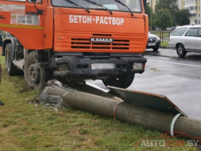 В Солигорске на ул. Октябрьская Камаз протаранил столб.