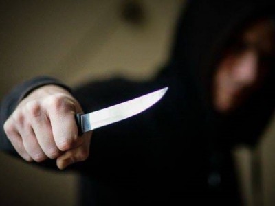 В Солигорске прямо на улице неадекват всадил нож прохожему в спину