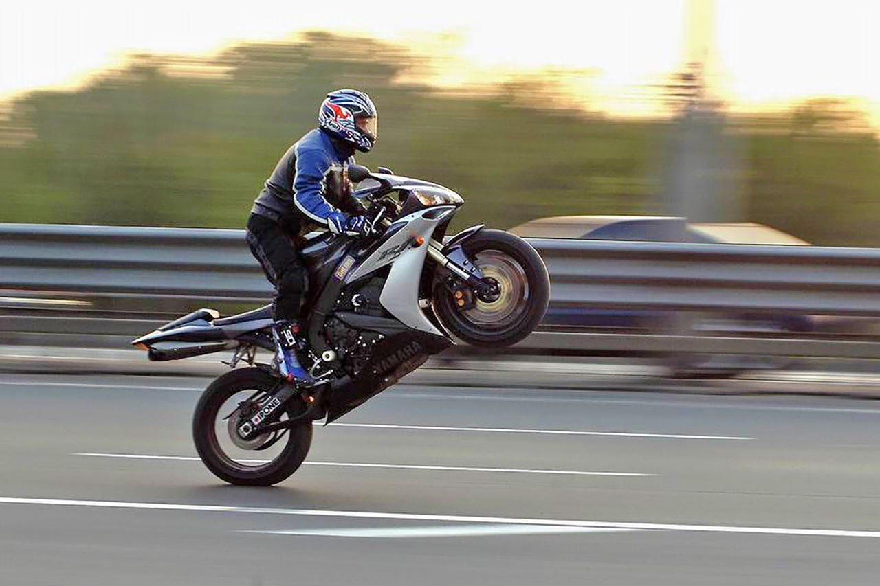 В Солигорске мотоциклиста лишили прав за езду на одном колесе