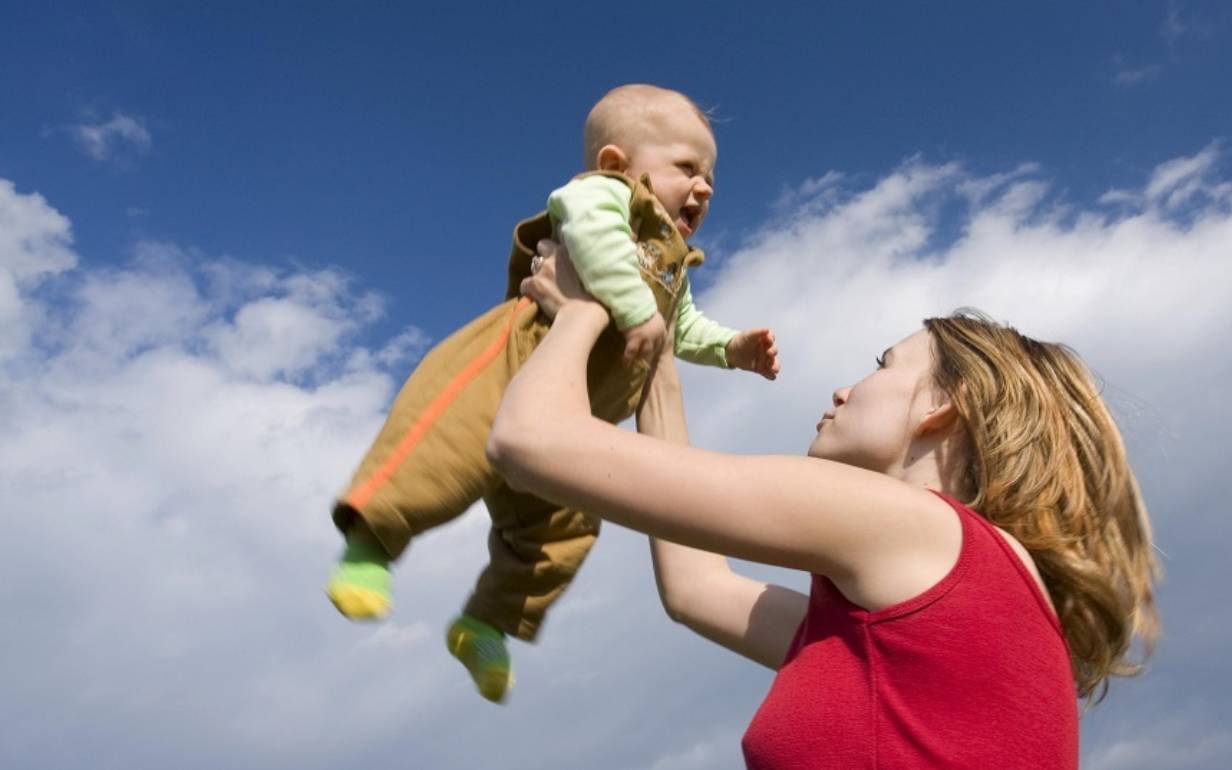 С 1 августа увеличиваются размеры пособия по уходу за ребенком в возрасте до 3 лет.
