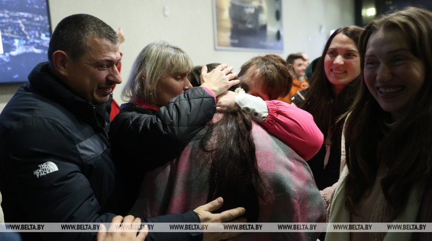 ФОТОФАКТ: Эвакуированных из Газы белорусов с их семьями встретили в Минске